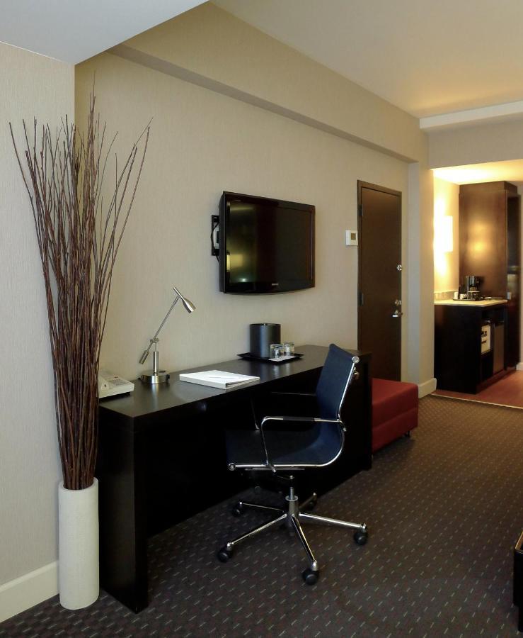 คราวน์ พลาซา มอนทรีออล แอร์พอร์ต Hotel มอนทรีอัล ภายนอก รูปภาพ