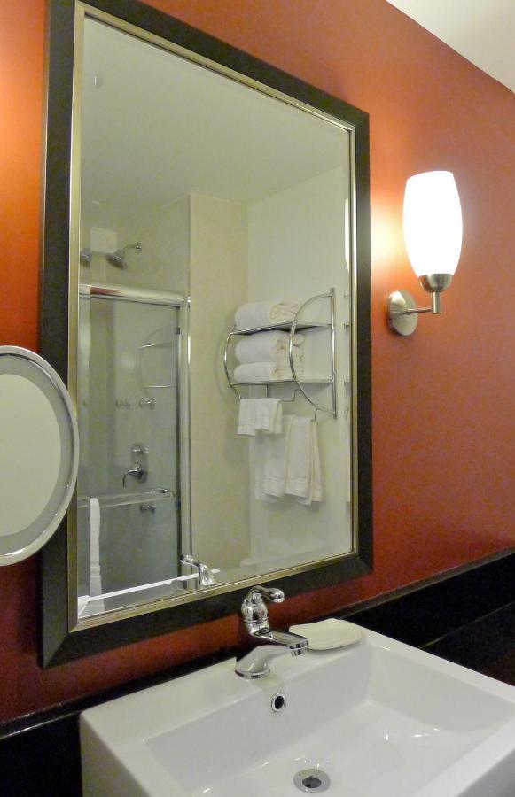 คราวน์ พลาซา มอนทรีออล แอร์พอร์ต Hotel มอนทรีอัล ภายนอก รูปภาพ