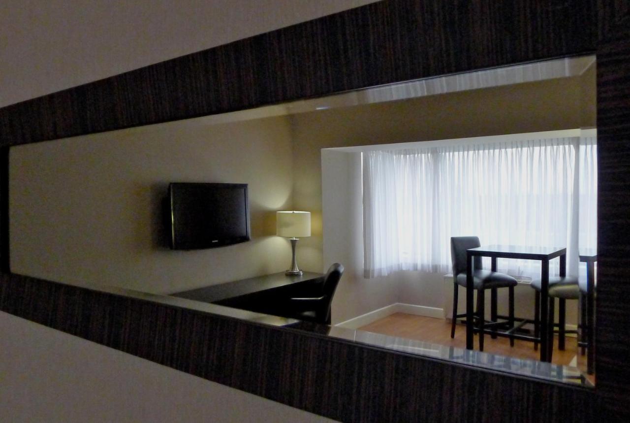คราวน์ พลาซา มอนทรีออล แอร์พอร์ต Hotel มอนทรีอัล ภายนอก รูปภาพ